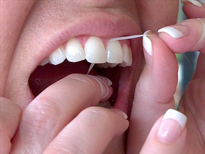 Зубная нить для очищения пространства между зубами