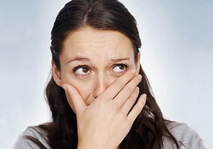 Симптомы неприятного запаха изо рта