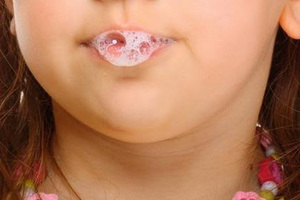 Описание влияния слюны на запах изо рта