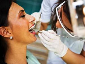 Симптомы, требующие посещения врача стоматолога пародонтолога