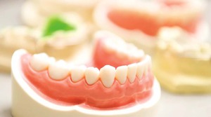 Правильный уход за искусственными зубами