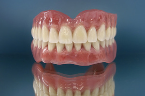 Характеристика полностью съёмных зубных протезов