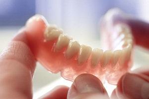 Преимущества и недостаток нейлоновых протезов зубов