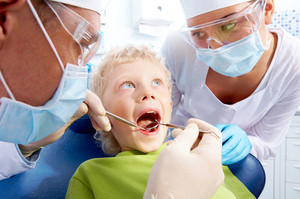 Как лечить зубы детям