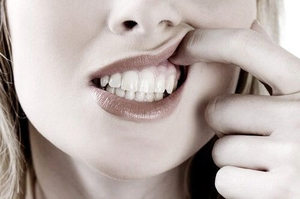 Почему могут шататься зубы