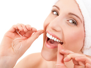 Пользование зубной нитью