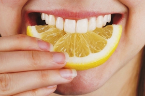Способ отбеливания зубов с помощью лимона