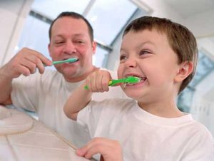 Чистка зубов детям
