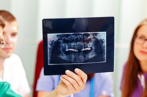 Изучение снимка зубов стоматологом - фото